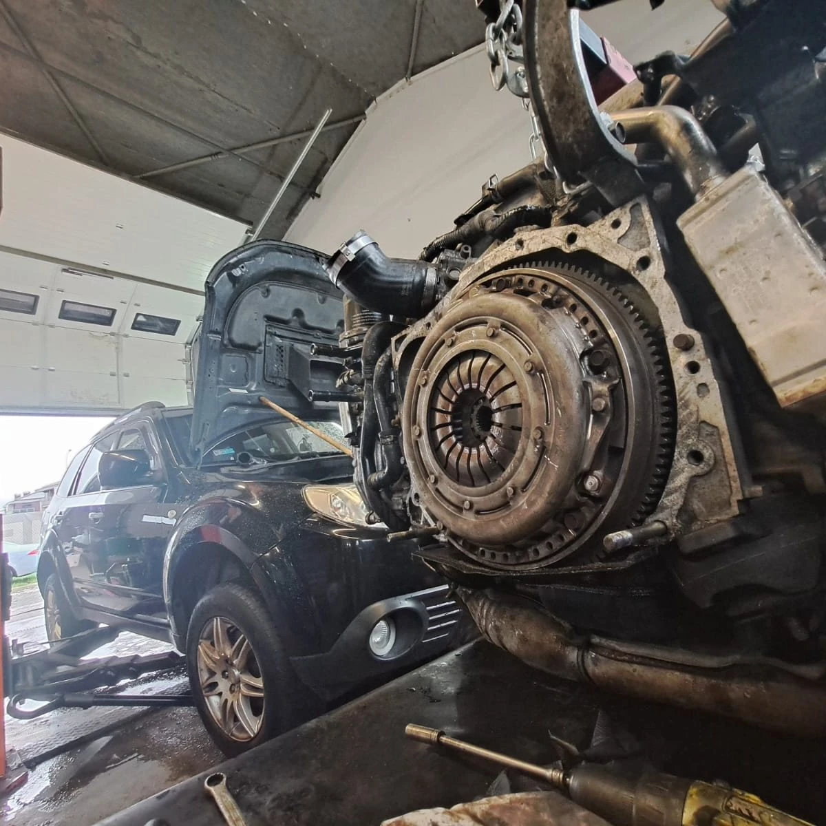 Mechanik samochodowy w Redzie podczas wymiany sprzęgła i demontażu silnika w warsztacie ETILLA Service