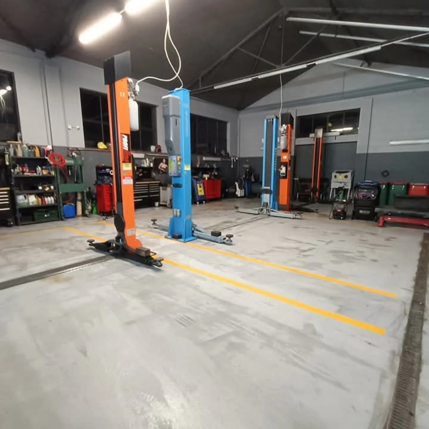 Nowoczesny warsztat samochodowy w Redzie z podnośnikami i stanowiskami serwisowymi