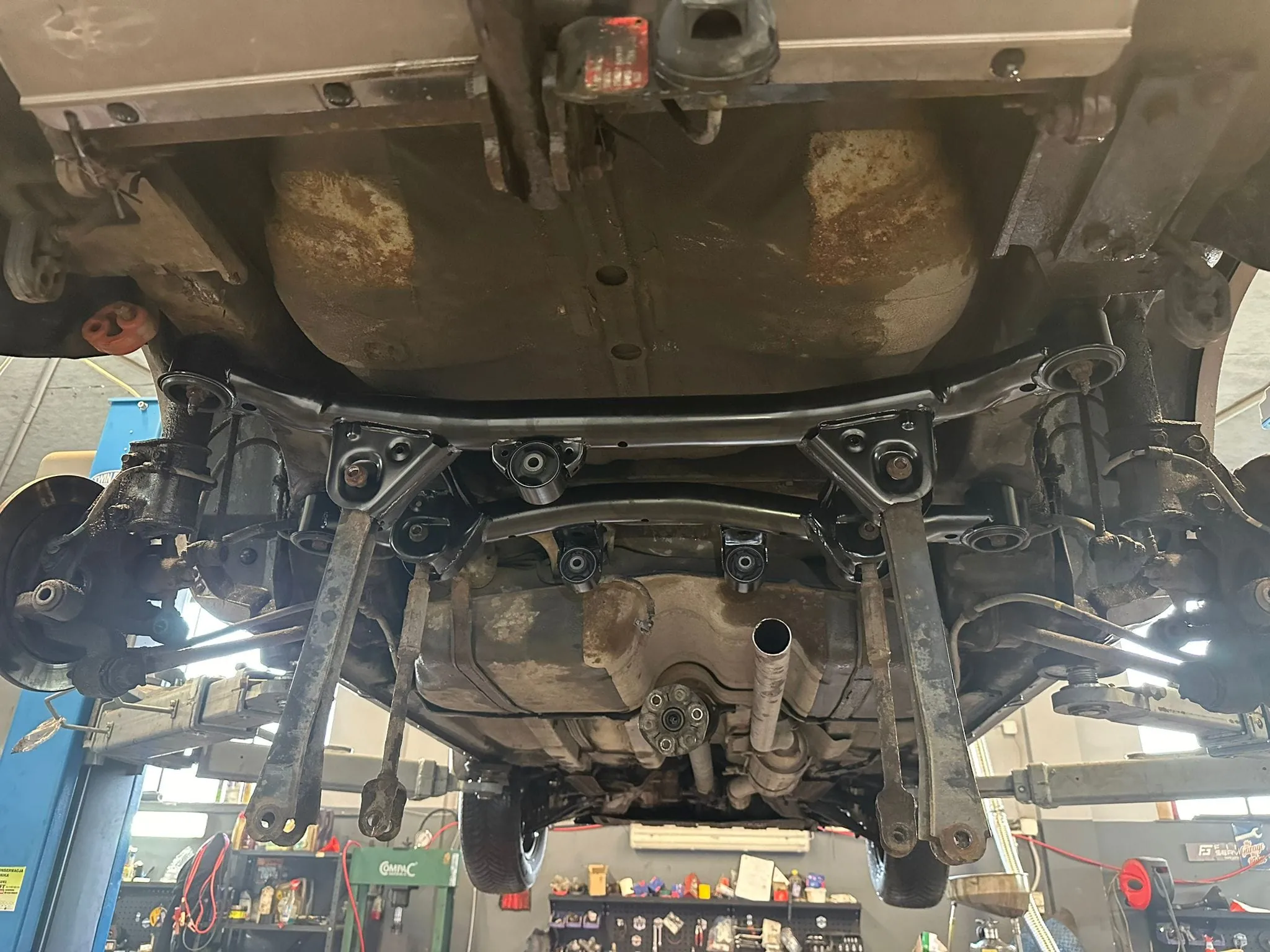 Serwis samochodu terenowego w profesjonalnym warsztacie samochodowym w Redzie