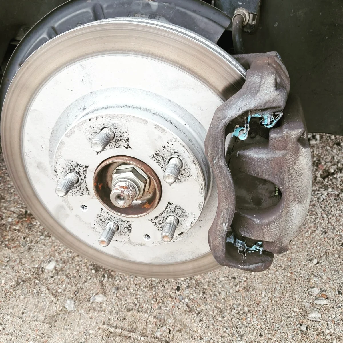 Nowe tarcze i zacisk hamulcowy po serwisie układu hamulcowego w warsztacie samochodowym