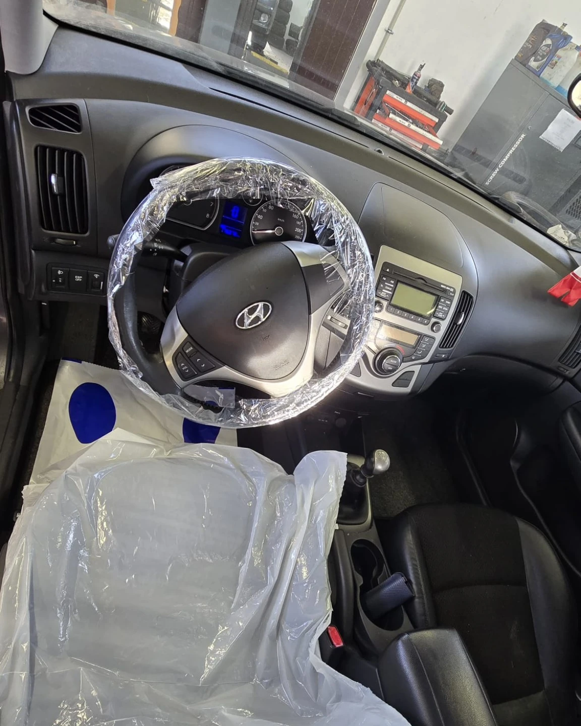 Czyste wnętrze samochodu przygotowane po serwisie w warsztacie ETILLA Service w Redzie