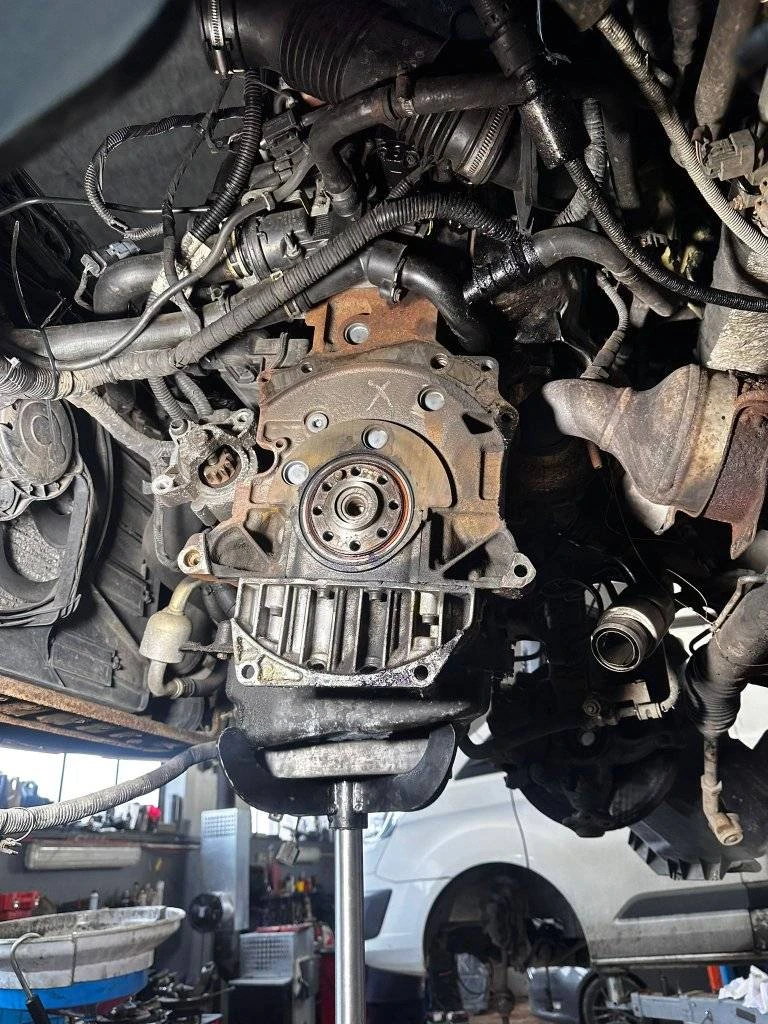 Demontaż skrzyni biegów i naprawa silnika w warsztacie samochodowym ETILLA Service w Redzie